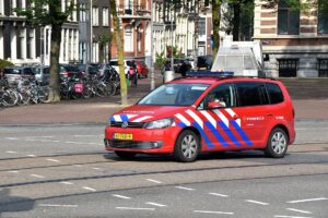 Rookwolk boven Aalsmeer zichtbaar in Amsterdam