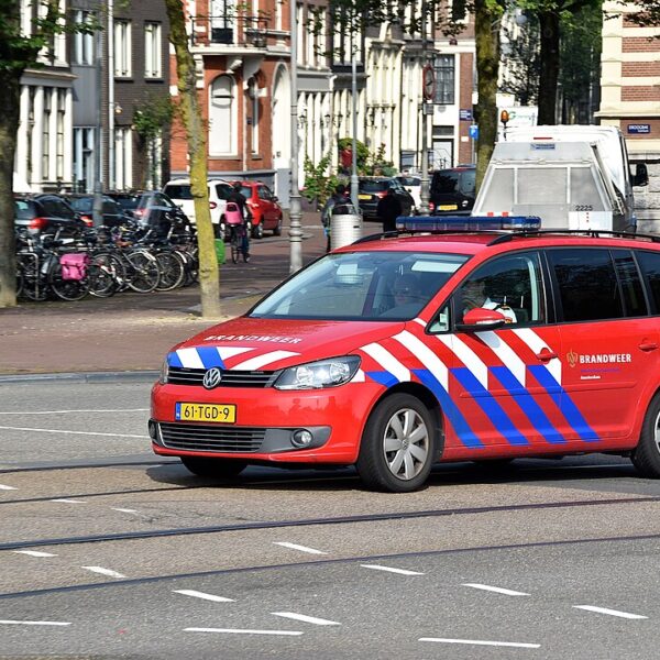 Rookwolk boven Aalsmeer zichtbaar in Amsterdam