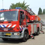 Autobrand in Indische Buurt veroorzaakt schade