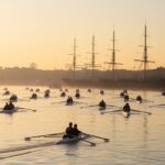 Roeiers brengen hulde aan tallships in Amsterdam