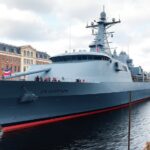 Oorlogsschip Zr.Ms. Evertsen arriveert in Amsterdam