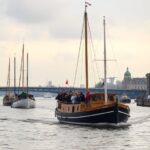 Klassieke ponten varen over het IJ in Amsterdam