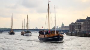 Klassieke ponten varen over het IJ in Amsterdam