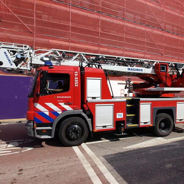 Onweersbui raakt Amsterdam, brandweer in actie