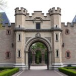 Stadhouderspoort in Rijksmuseum weer rechtgetrokken