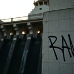Geen straf voor bekladding monument op de Dam