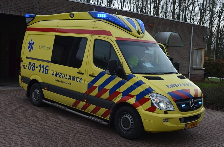 Steekpartij op Nieuwezijds Voorburgwal, man gewond