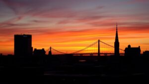 Debat over Oostbrug en datacenters in Amsterdam